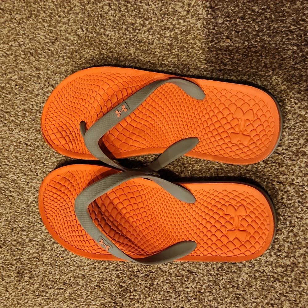 Under Armour dune flip flops